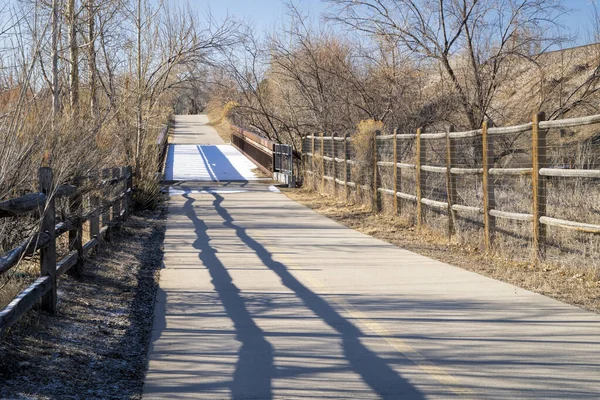 Зимнее Утро Велосипедной Дорожке Пешеходном Мосту Покрытом Морозом Форт Коллинз — стоковое фото