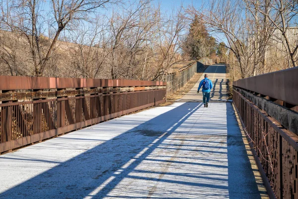 Взрослый Мужчина Рюкзаком Идет Велосипедной Дорожке Пешеходному Мосту Покрытому Морозом — стоковое фото