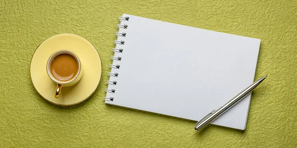 空白螺旋素描本与带有一杯咖啡的纹理纸形成对比 桌面平铺 — 图库照片