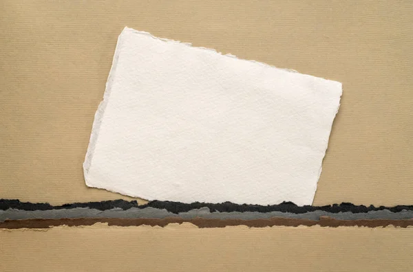 インドの白いカディ ラグ紙の小さなシートは 地球のトーンの抽象的な風景に対して — ストック写真