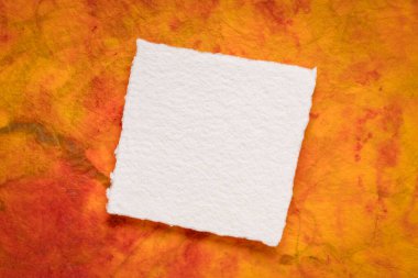 Renkli mermer kağıda karşı küçük kare boş beyaz Khadi kağıdı