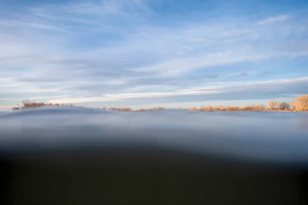 从青蛙的视角看科罗拉多州的湖泊 部分水下动作相机 — 图库照片