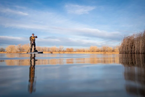 Remo Senior Paddleboard Lago Invierno Principios Primavera Colorado Rana Perpective —  Fotos de Stock