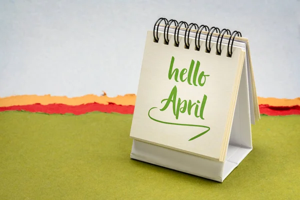 Hallo April Opmerking Een Kleine Desktop Kalender Tegen Abstract Papierlandschap — Stockfoto