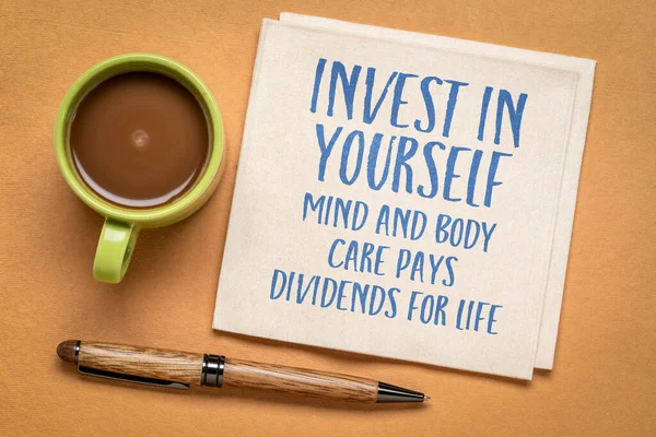 投资于你自己 精神和身体护理为生活带来了好处 餐巾上的启发性建议或提醒 自我照顾的概念 — 图库照片