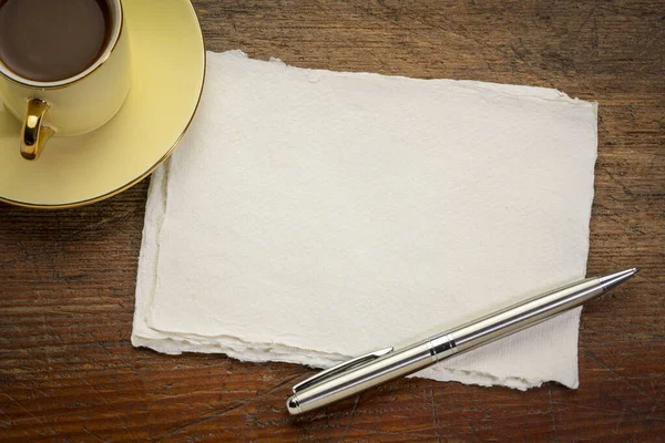Kırsal Ahşap Masa Üzerinde Küçük Beyaz Khadi Bez Kağıtları Kahve — Stok fotoğraf