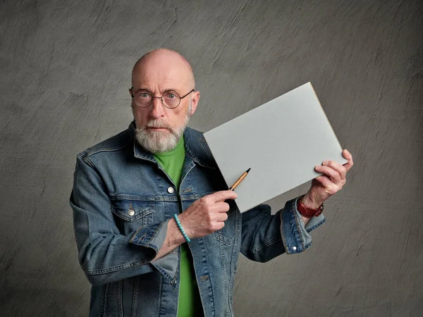 老年人手里拿着一张空白的纸和一支笔 一个演示的概念 — 图库照片