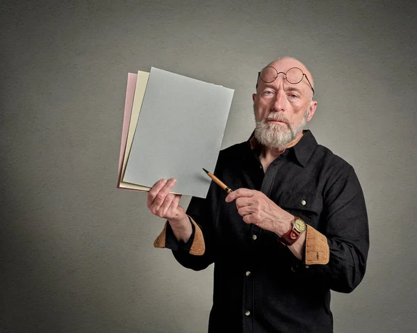 老年人手里拿着一张空白的纸和一支笔 一个演示的概念 — 图库照片