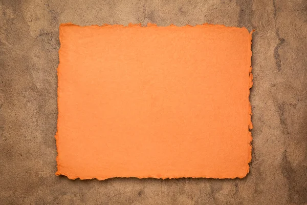 オレンジと茶色の抽象 テクスチャ樹皮紙 コピースペースに対する空白のインドの手作りのぼろ紙のシート — ストック写真