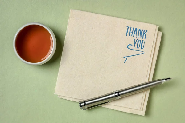 谢谢你的短语 在餐巾上写上笔迹 并配上一杯带有复印空间的茶 — 图库照片