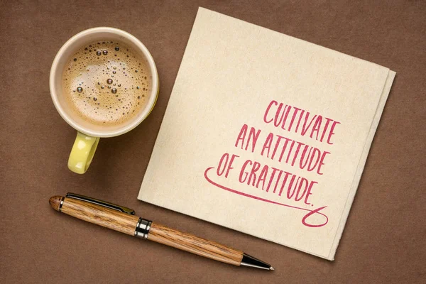 Coltivare Atteggiamento Gratitudine Calligrafia Ispiratrice Tovagliolo Con Una Tazza Caffè — Foto Stock