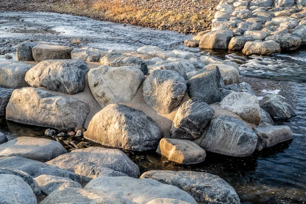 コロラド州フォートコリンズのパウダー川のホワイトウォーター公園の低水で露出した波状岩構造を形成する — ストック写真