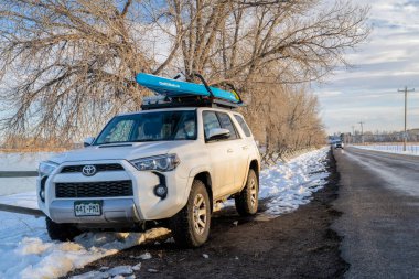 Fort Collins, CO, ABD - 28 Mart 2023: Toyota 4Runner SUV (2016 model) Fort Collins 'in doğal alanlarından birinde kürek çektikten sonra çatı raflarında (sancak tarafından su hattı) kürek çeken kürek çeken bir turu ile birlikte.