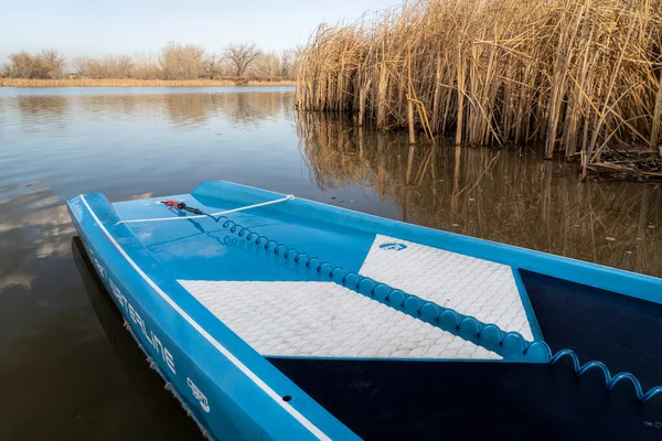 2023年3月30日 湖岸の平水 スターボードによる2023年ウォーターラインモデル 用に設計されたツアースタンドアップパドルボードの尾部 — ストック写真