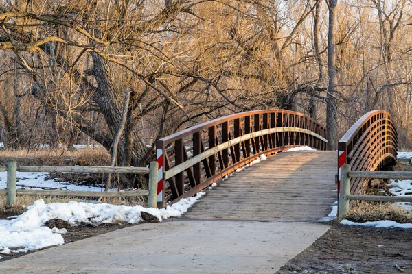 冬季或春季在河上的自行车道和人行天桥 科罗拉多州柯林斯堡的卡什拉普德河 — 图库照片