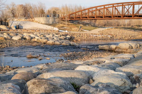 Yaya Köprüsü Bisiklet Yolu Nehirde Akan Beyaz Parkı Fort Collins — Stok fotoğraf