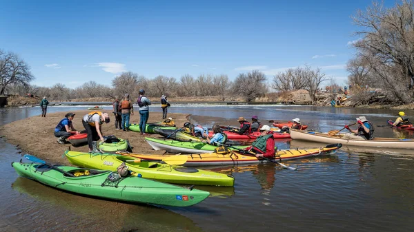 美国密歇根州埃文斯市 2023年4月1日 一群皮划艇手正在南普拉特河畔的一处接一处的堤岸上休息 — 图库照片