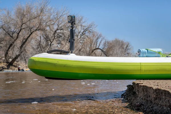 美国加利福尼亚州埃文斯市 2023年4月1日 安装在科罗拉多州南普拉特河 South Platte River 上的一个充气立式滑板船头上的Gopro相机 — 图库照片