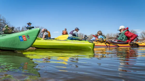 アメリカ エバンス 2023年4月1日 サウスプラット川の春のパドリング旅行中にダムの港の後 カヤックのグループが砂州に休んでいます — ストック写真