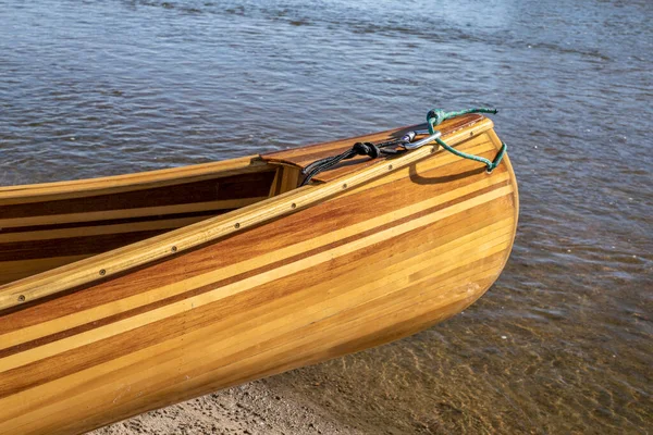 Een Boog Van Mooie Zelfgebouwde Houten Kano Aan Een Rivieroever — Stockfoto