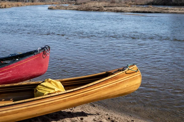 在河岸上的一艘漂亮的 自制的木制独木舟 — 图库照片