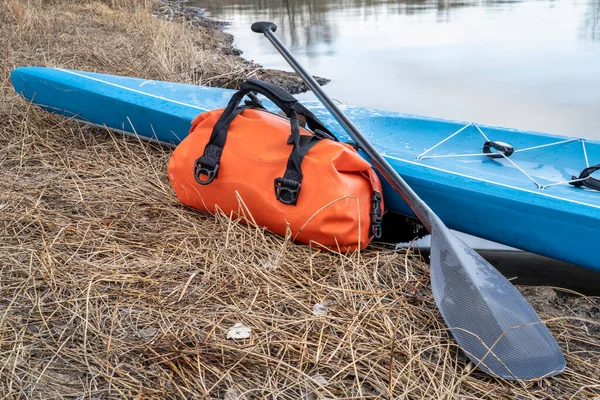 Touring Stand Paddleboard Paddle Waterproof Duffel Sport Watch Lake Shore — Stock Photo, Image