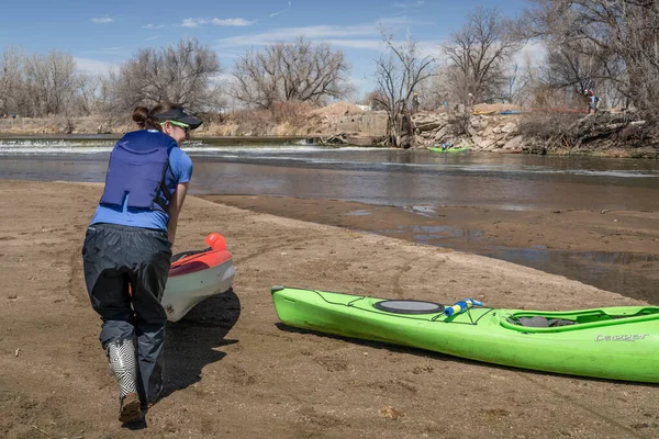 美国科罗拉多州埃文斯市 2023年4月1日 在科罗拉多州南普拉特河 South Platte River 的春季划桨之旅期间 驳船正驶过一个引水大坝 — 图库照片