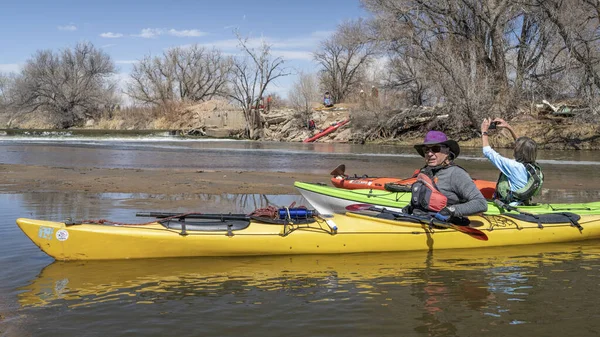 美国康涅狄格州埃文斯市 2023年4月1日 在南普拉特河的春季划桨旅行中 皮划艇手们正在一个接一个的堤岸上休息和拍照 — 图库照片