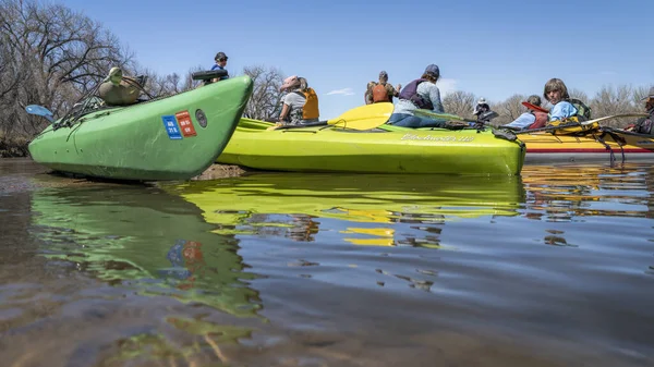 Evans Eua Abril 2023 Grupo Kayakers Está Descansando Banco Areia — Fotografia de Stock