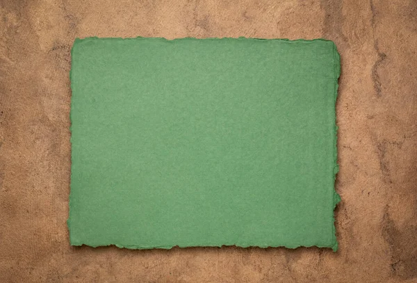 Groen Bruin Abstract Een Vel Blanco Indiaas Handgemaakt Lompenpapier Tegen — Stockfoto