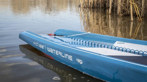 美国康涅狄格州科林斯堡 2023年3月30日 在湖滨设计的滑板 2023年右舷水线模型 的尾迹 — 图库照片