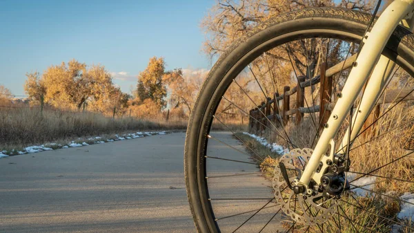 Vélo Randonnée Sur Une Piste Cyclable Fin Automne Paysage Poudre — Photo