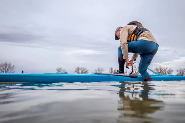 Maschio Anziano Sta Attaccando Guinzaglio Sicurezza Prima Remare Paddleboard Stand — Foto Stock