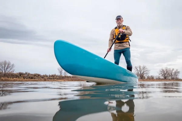 Solo Macho Sênior Remando Stand Paddleboard Lago Início Primavera Perspectiva — Fotografia de Stock