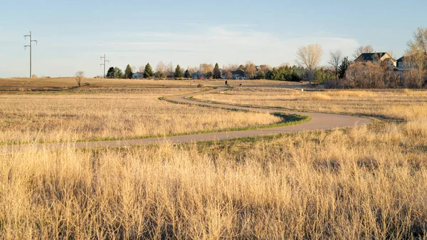 フォートコリンズ コロラド州北部のサイクリングやウォーキングトレイル 住宅地と送電線の間の牧草地を蛇行 — ストック写真