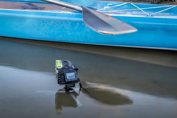 フォートコリンズ アメリカ 2023年4月12日 湖でパドリングを撮影するためのミニ三脚に取り付けられたバブルレベルのケージに防水アクションカメラ ソニーRx0 — ストック写真