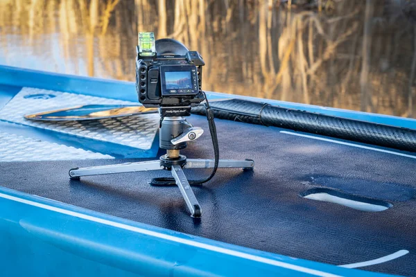 フォートコリンズ アメリカ 2023年4月12日 湖でパドリングを撮影するためのミニ三脚に取り付けられたバブルレベルのケージに防水アクションカメラ ソニーRx0 — ストック写真