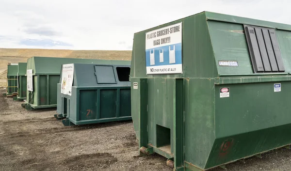2023年4月13日 リサイクルセンター ライマー郡の埋め立て地に取扱標識のある緑色のスチール製容器の列 — ストック写真