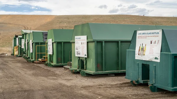 2023年4月13日 リサイクルセンター ライマー郡の埋め立て地に取扱標識のある緑色のスチール製容器の列 — ストック写真