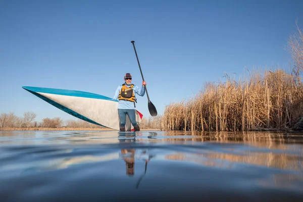 Sénior Macho Paddler Está Lançando Stand Paddleboard Lago Calmo Início — Fotografia de Stock