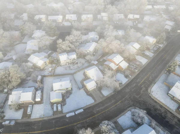 コロラド州フォートコリンズの住宅街の上の霧の早い春の朝新鮮な雪で空中の景色 — ストック写真