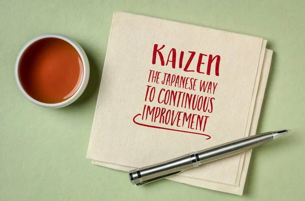 Kaizen Japońska Koncepcja Ciągłego Doskonalenia Inspirująca Nuta Serwetce Herbatą Biznesem — Zdjęcie stockowe