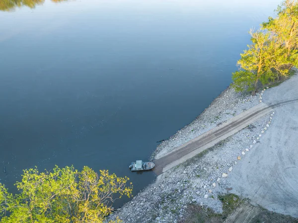 Fiske Båt Vid Ramp Soluppgång Antenn Utsikt Över Missouri Floden — Stockfoto