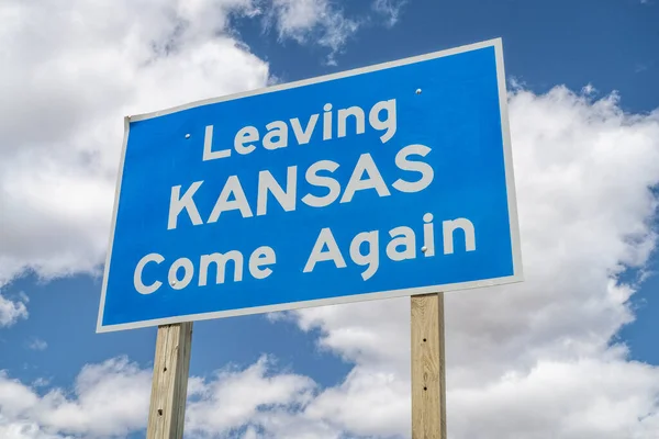 カンザス州を離れて もう一度来てください 曇りの空に対する高速道路で道路標識 — ストック写真