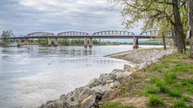 Missouri Nehri boyunca yol ve demiryolu köprüleri ve Glasgow 'da bir tekne rampası, MO, bahar manzarası.