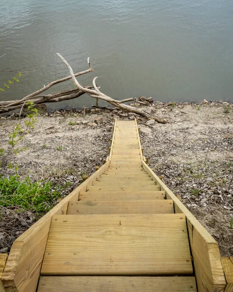 Steile Holztreppe Die Hinunter Zum Wasser Ufer Des Missouri River — Stockfoto