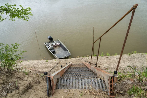 位于密苏里州卢普斯市密苏里河岸边通往水的陡峭的金属楼梯和一艘渔船 — 图库照片