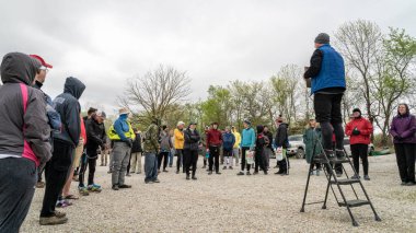 Lamine, MO, ABD - 22 Nisan 2023: Paddlers, Missouri, De Bourgmont Access 'teki Lamine Nehri' nde bir kürek gezisi veya yarıştan önce güvenlik toplantısı için soğuk bir bahar sabahı toplanıyor..