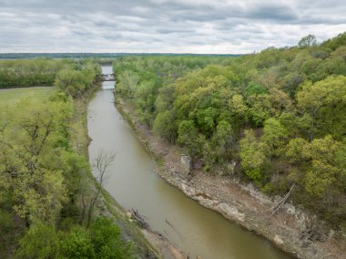 Jefferson City 'nin yukarısındaki Missouri Nehri Vadisi' nin havadan görüntüsü. Katy Yolu Cedar Deresi 'ni geçiyor. Bulutlu bir bahar günü öğleden sonra.