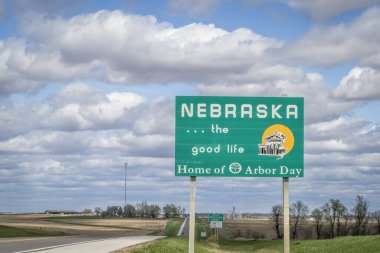 Nebraska, güzel hayat, Ağaç Bayramı 'nın evi - Kansas eyalet sınırında yol kenarı tabelası, bahar manzarası